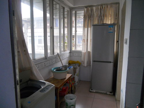 桂林市中心民主路自立小區一房一廳出租，家電家具齊全，月租750元